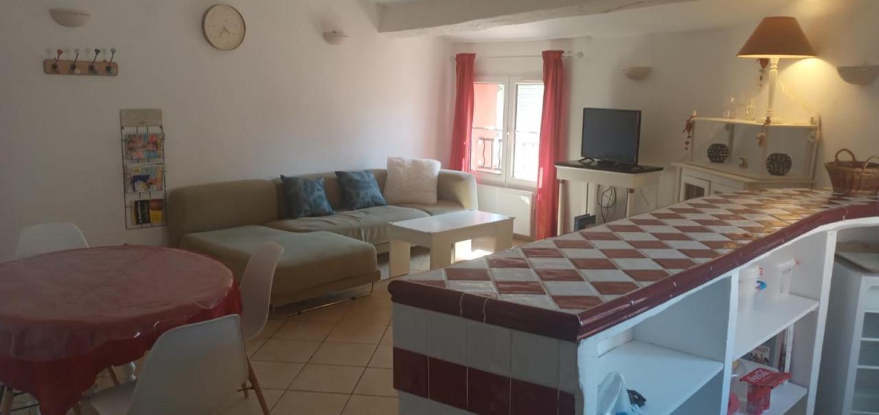 Duplex De Charme Avec Terrasse Au Coeur Du Village Lorgues Luaran gambar