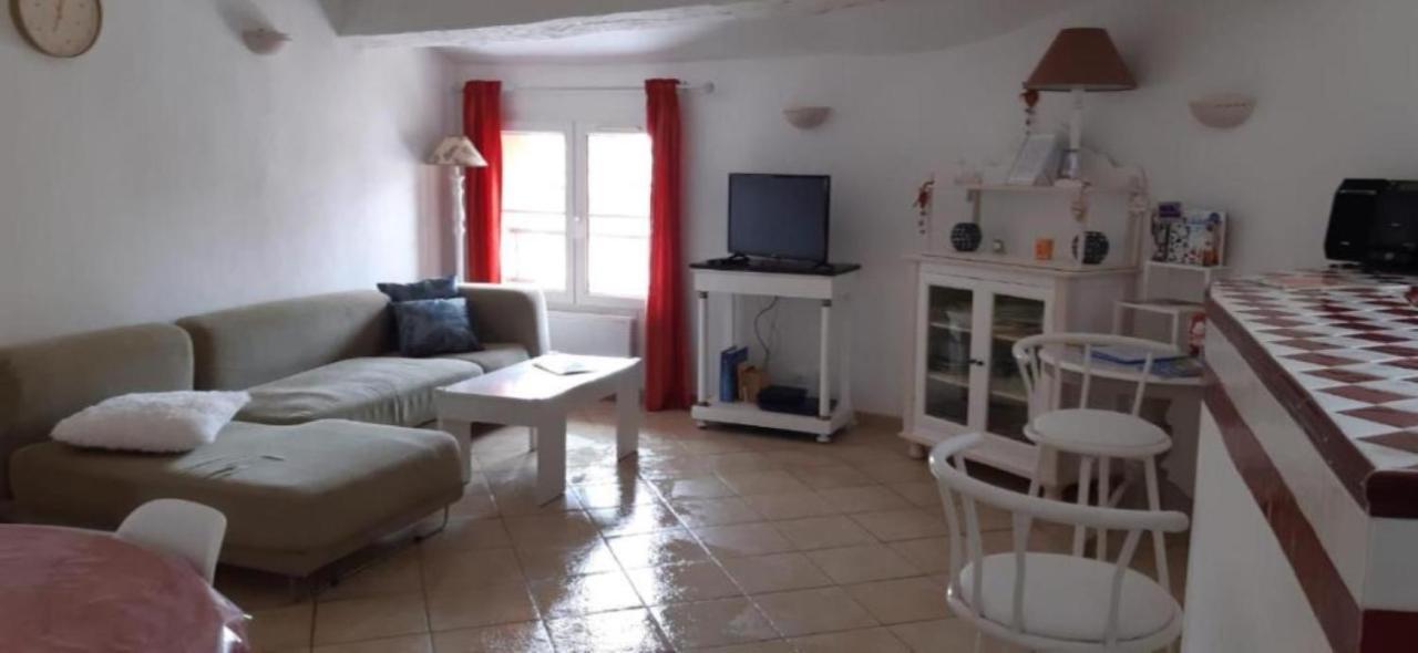 Duplex De Charme Avec Terrasse Au Coeur Du Village Lorgues Luaran gambar