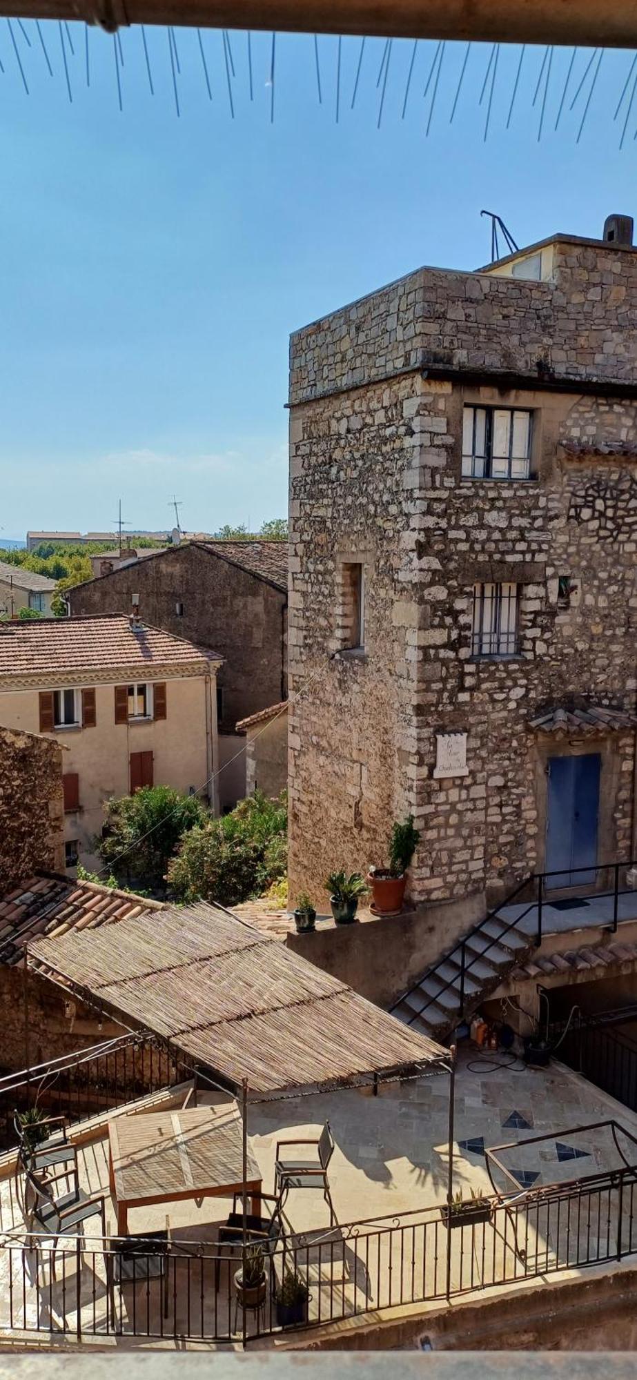 Duplex De Charme Avec Terrasse Au Coeur Du Village Lorgues Luaran gambar